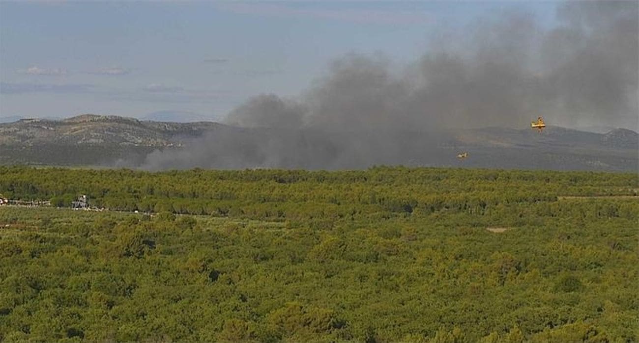 Evakuirano 20-ak ljudi zbog požara u Dalmaciji