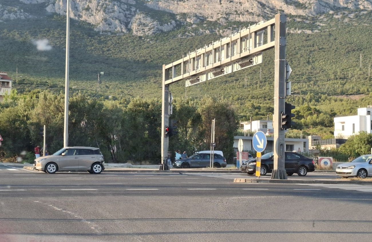 PROMETNA U KAŠTELIMA Sudarila se dva automobila