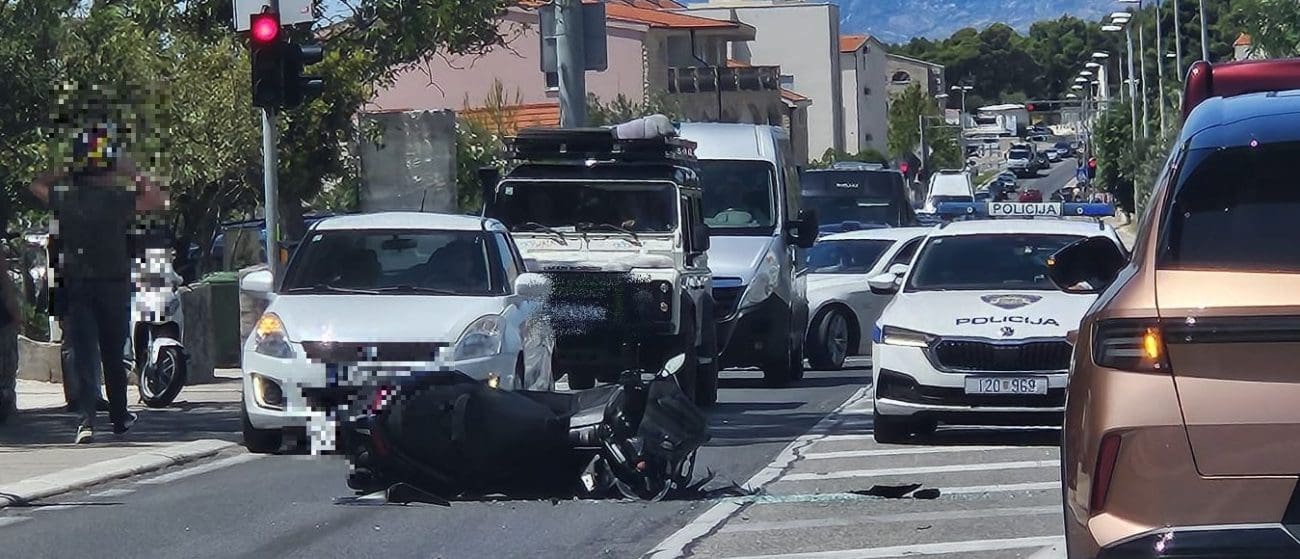 Nesreća u Makarskoj: Jedna osoba ozlijeđena u sudaru auta i mopeda