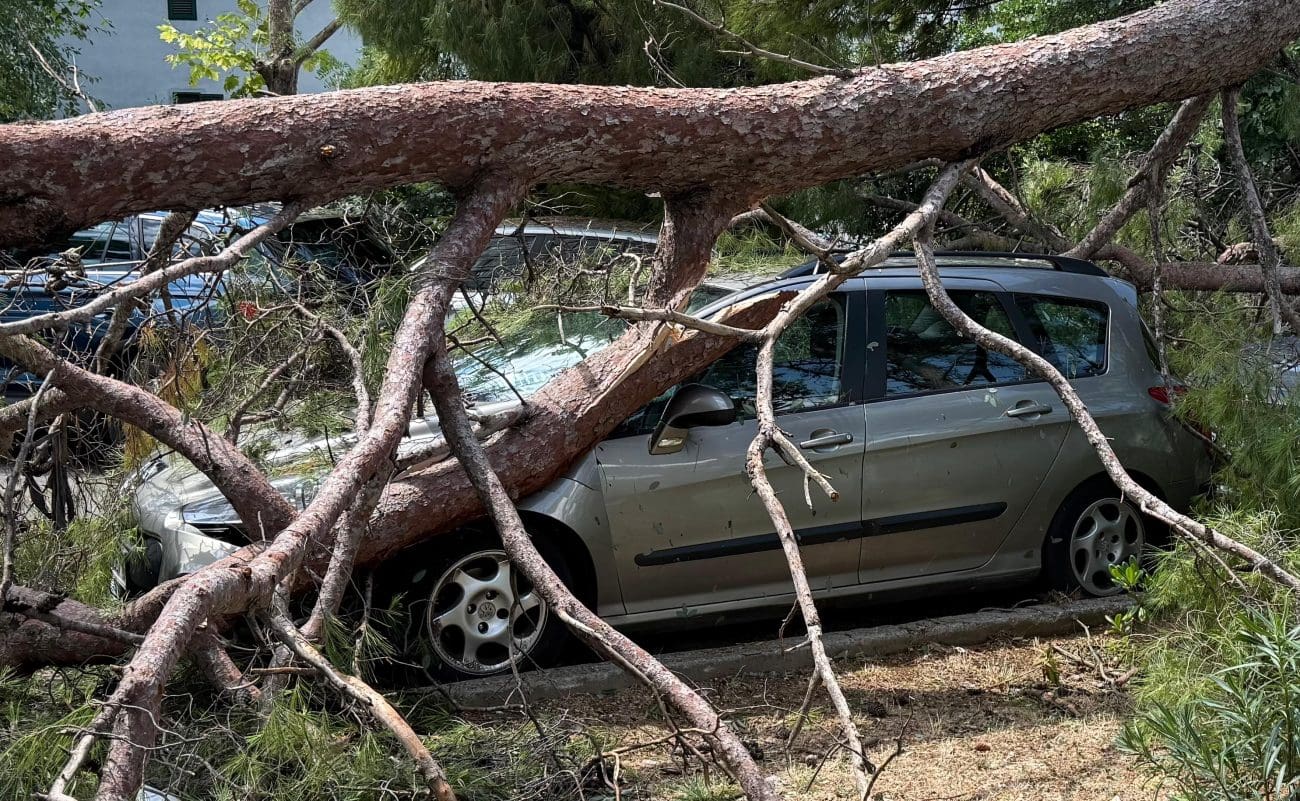 FOTOGALERIJA Puno je ozlijeđenih u Splitu. Nevrijeme je sve poharalo, vozila su razbijena, a u prometu i dalje vlada kolaps