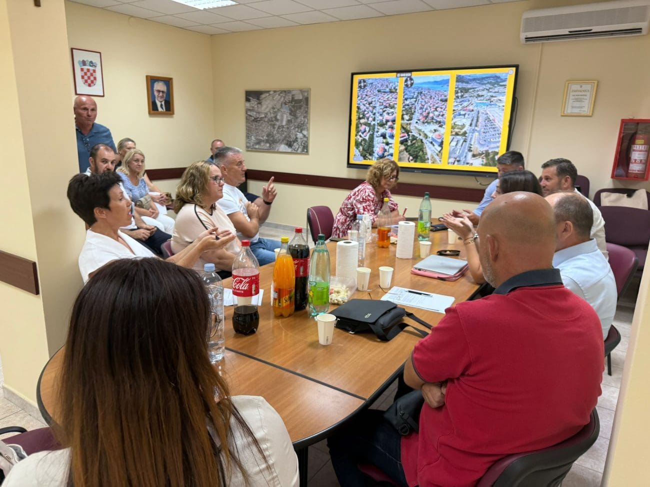 Šuta obišao Neslanovac: Ključni problemi lokalne ceste, a najavljena je i nadogradnja škole