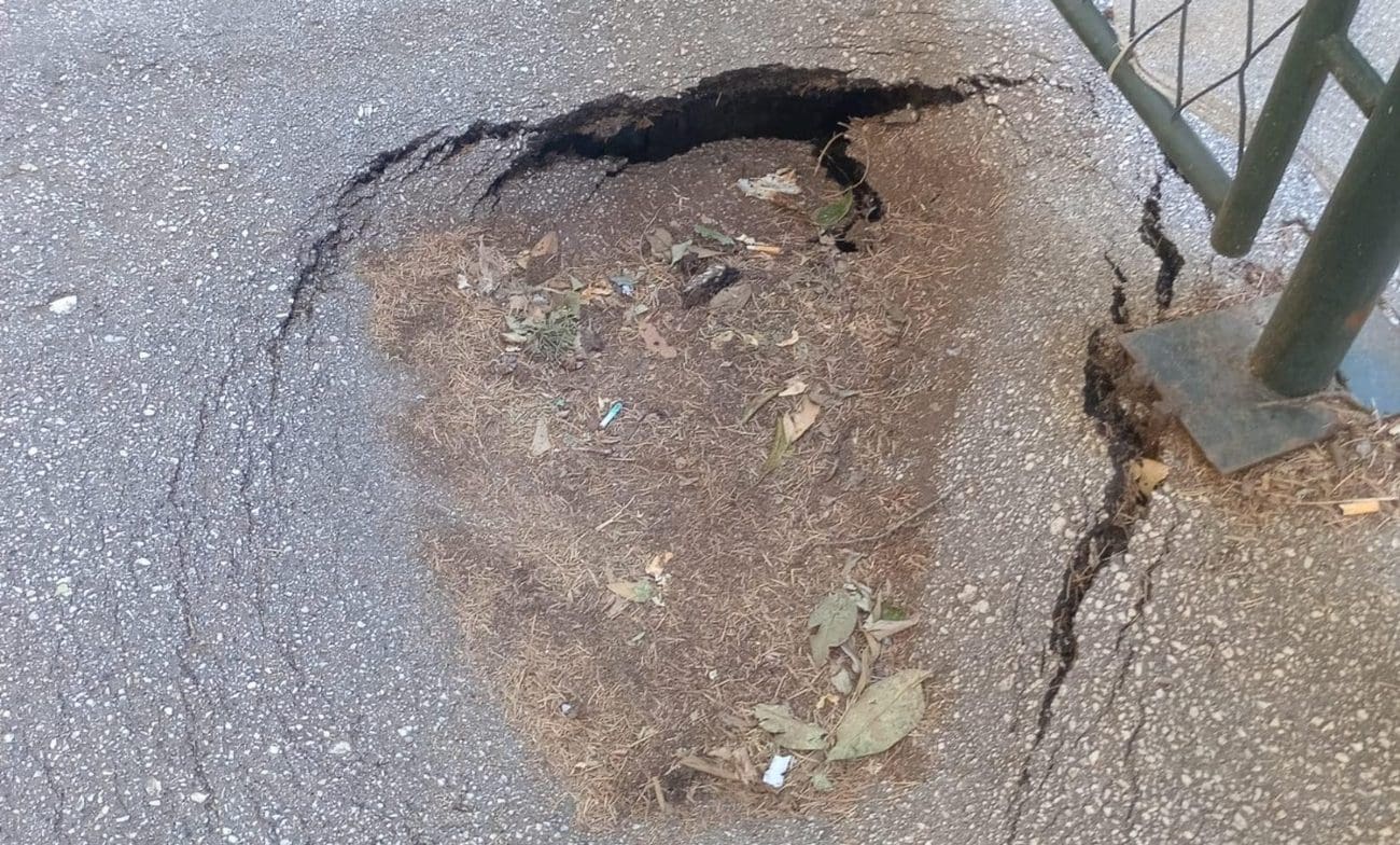 Potencijalna opasnost: Počelo propadanje ceste kod Small Malla. Stvorila se manja rupa