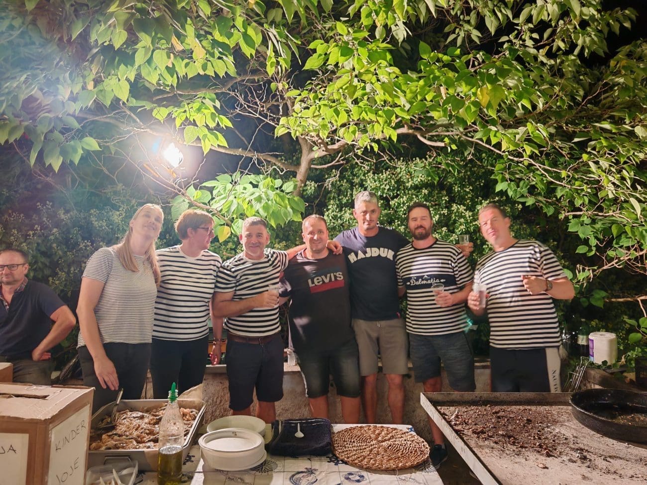 Donji Humac priredio prvu ribarsku noć – srdele, pjesma i veliko srce za „Bračke pupoljke“