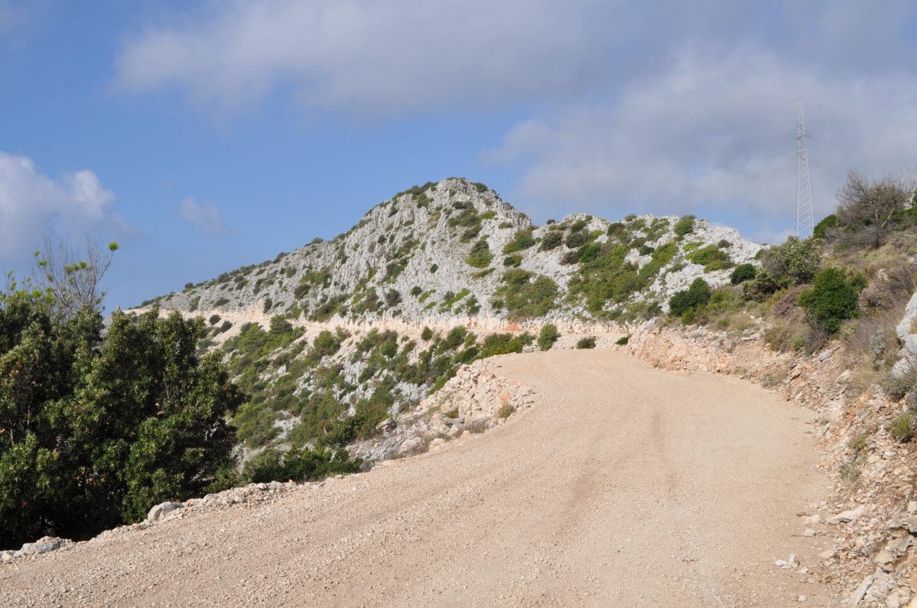 Protužarni put s elementims šumske ceste na Hvaru