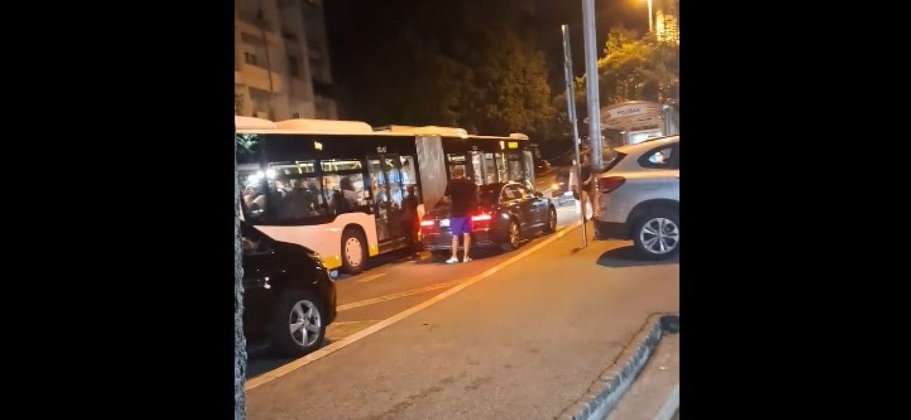 VIDEO Autobus se morao zaustaviti u prometnom traku jer 'gospodin' večera na stanici