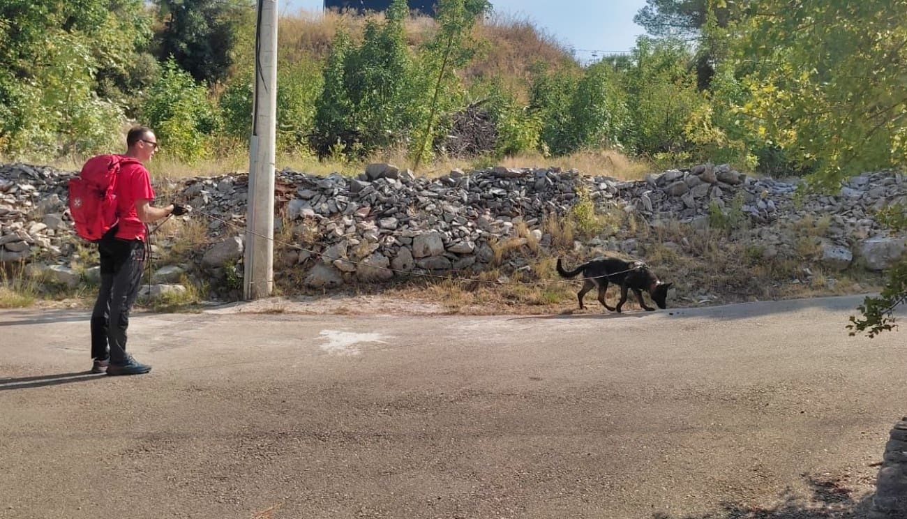 Nestalog muškarca u trogirskom zaleđu tražili dronova i potražnim psom. Pronađen u vidno zbunjenom stanju