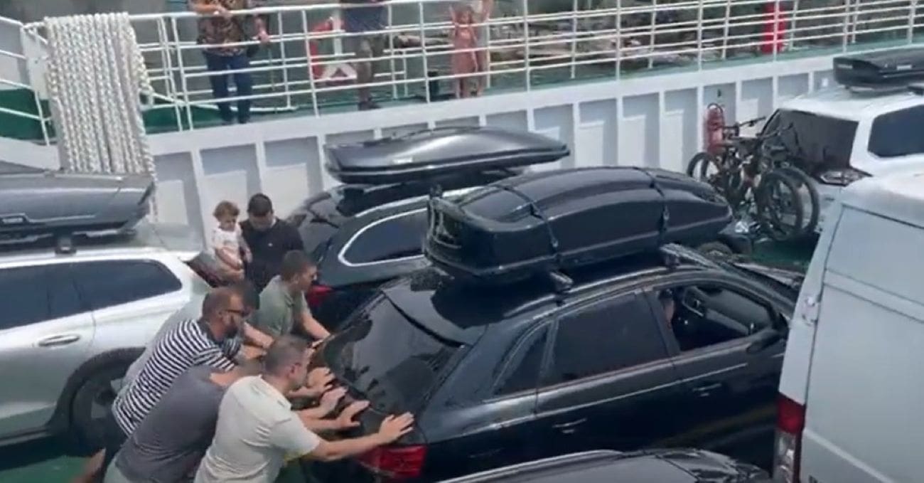 VIDEO Auto zapeo na trajektu, grupa mladića riješila stvar u par sekundi. Pogledajte kako