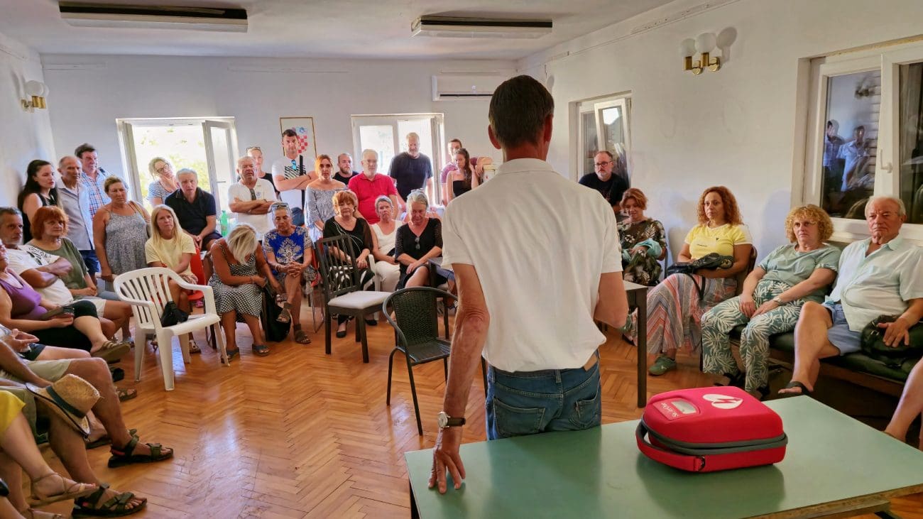 Velik odaziv na radionicu o upotrebi AED uređaja na Drveniku Velom