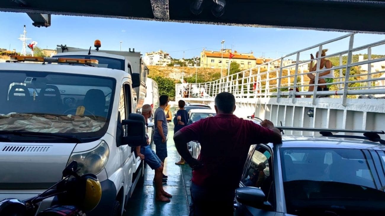 Pokvarila se rampa na trajektu, auta ne mogu vani. Evo što kažu iz Jadrolinije