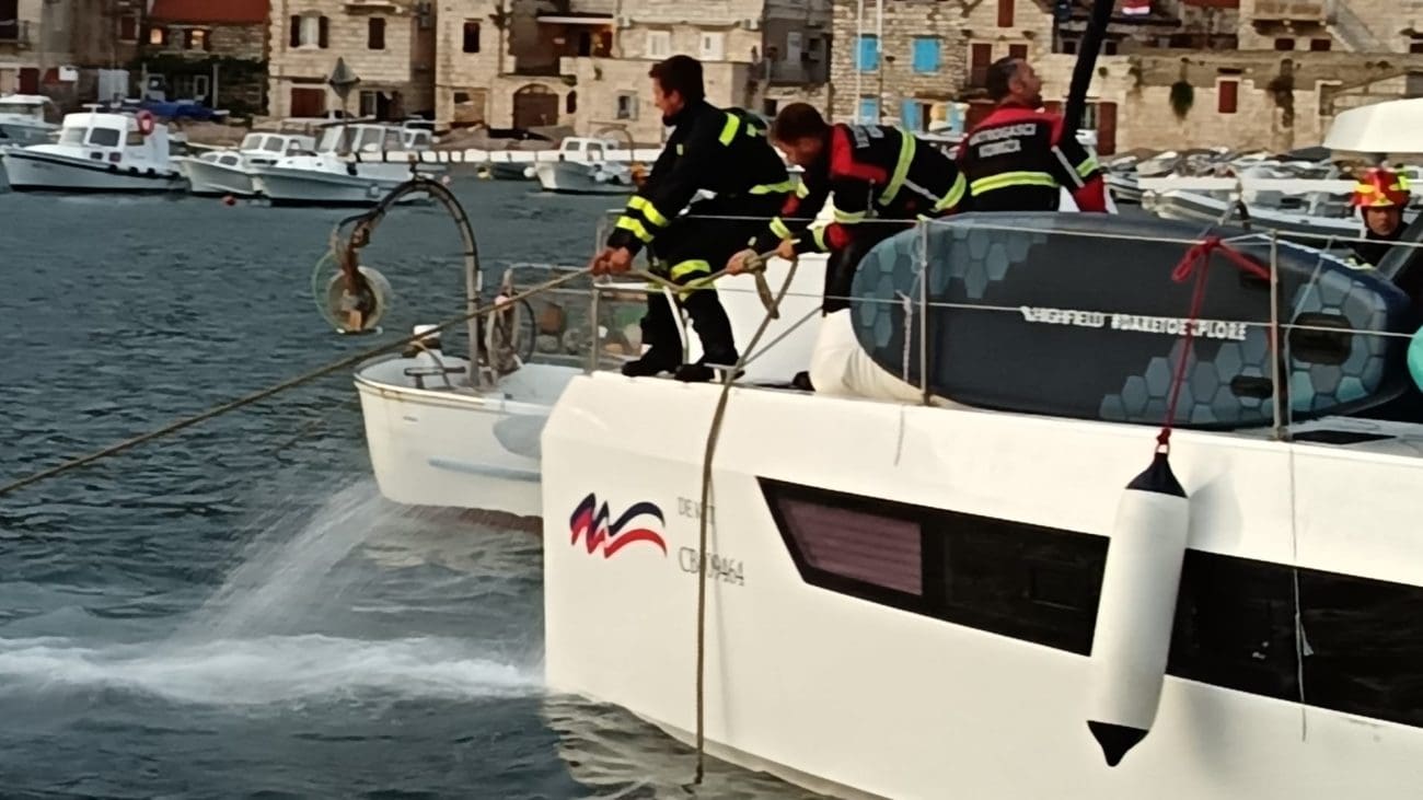 VIDEO Nevrijeme poharalo Vis: Vjetar izbacio jedrilicu na obalu, stradali brodovi i katamaran