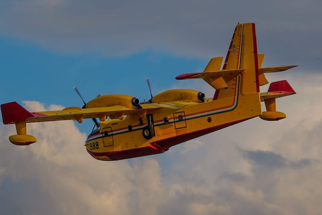 Kanader stigao na požarište u Makarskoj