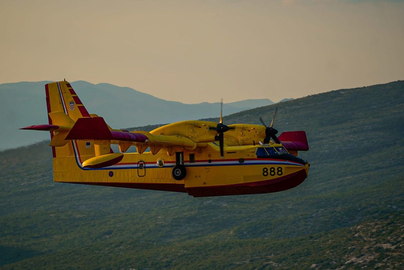 Kanader gasi požar na Braču. Na terenu više od 20 vatrogasaca