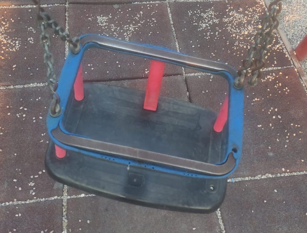 Polomljena dječja ljuljačka na Zvončacu već više od mjesec dana čeka popravak: "Djeca se iznova nadaju, ali..."