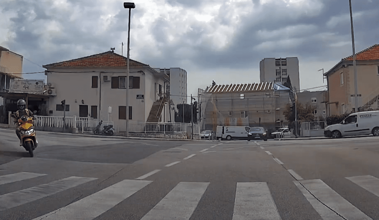 Zamalo tragedija! Usred dana na splitskoj prometnici čekao u krivom smjeru, a onda je naišlo drugo vozilo...