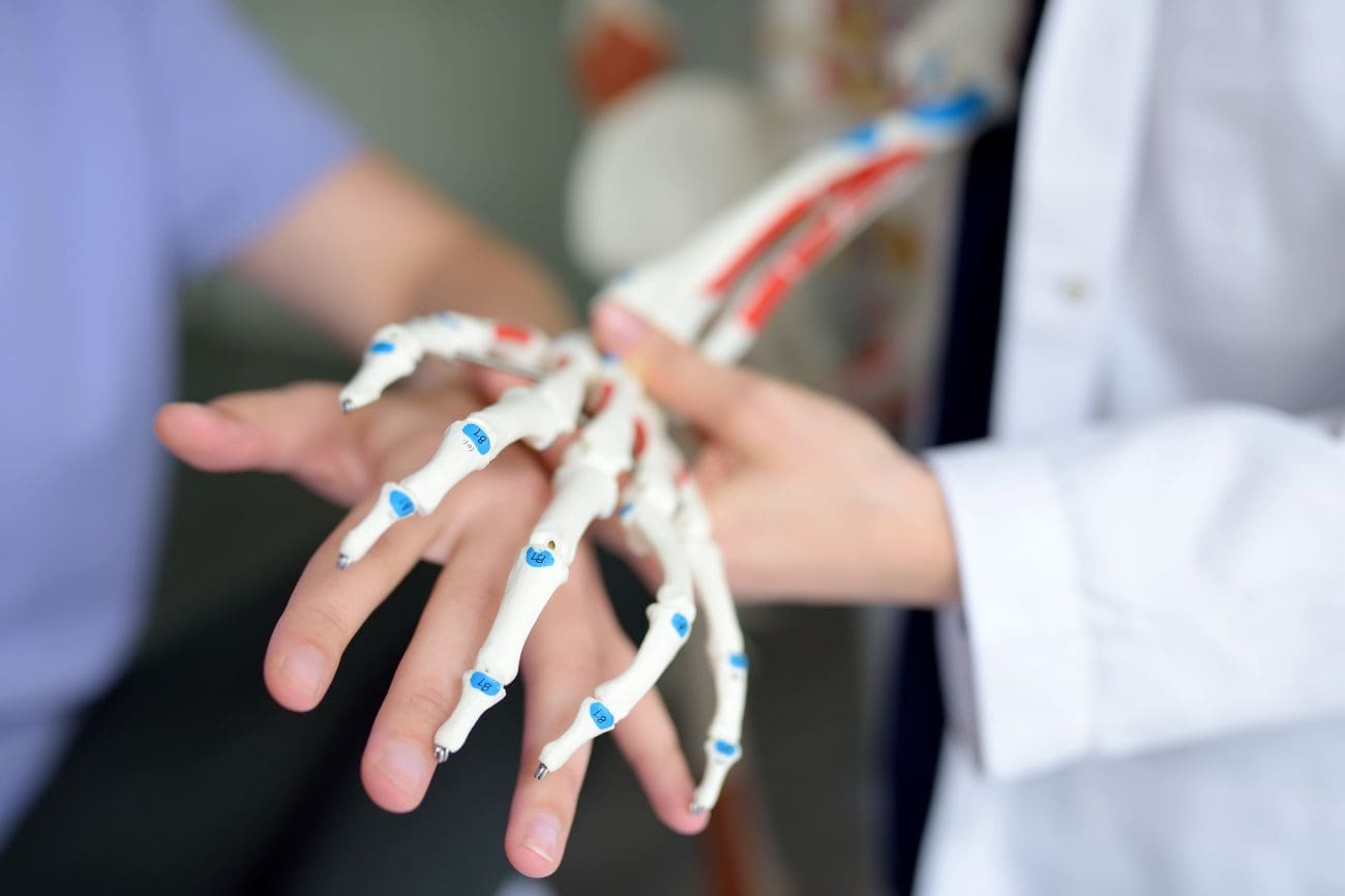 Bolovi u leđima ili ukočenost? Evo kada je vrijeme za posjet fizijatra