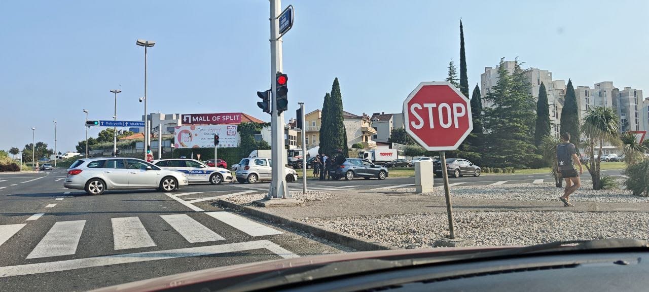 Sudarila se dva auta na križanju Poljičke i Zbora narodne garde