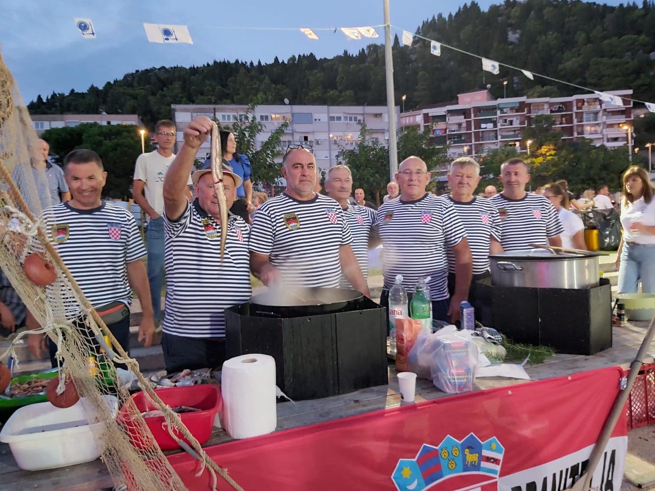 FOTOGALERIJA Ribarska noć u Pločama: Jedna od najvećih dalmatinskih fešti traje na rivi kod crkve