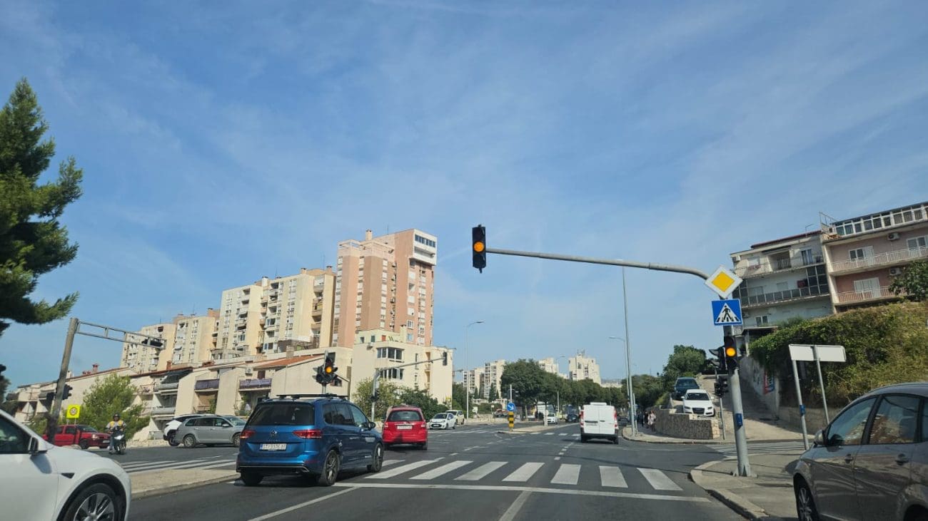 Na ovom križanju splitski vozači prisiljeni su voziti po prometnim znakovima!