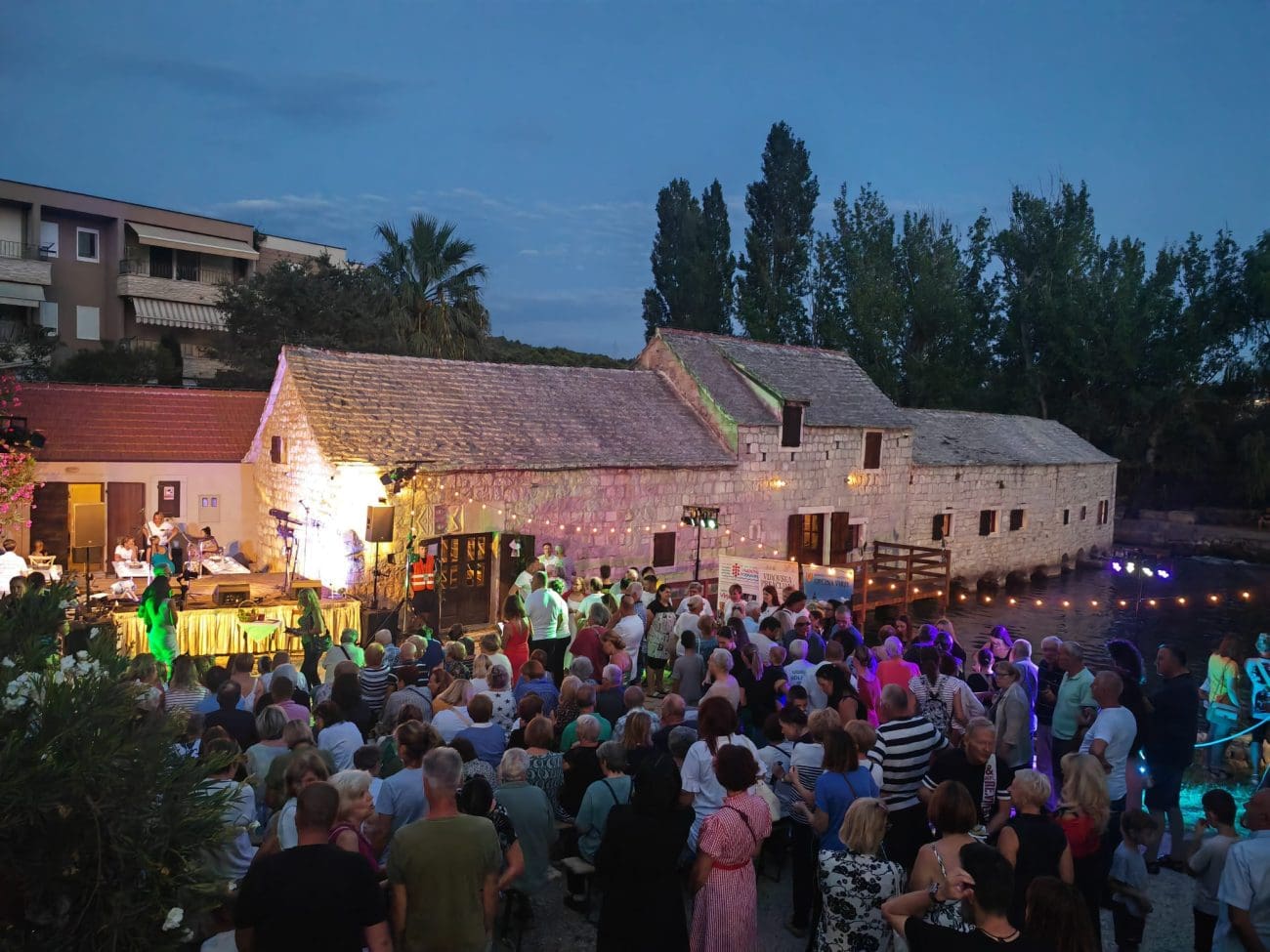 FOTO I VIDEO Solin večeras živi u ritmu tradicije i okusa: "Iz Solinskog lonca – što su jeli naši stari"