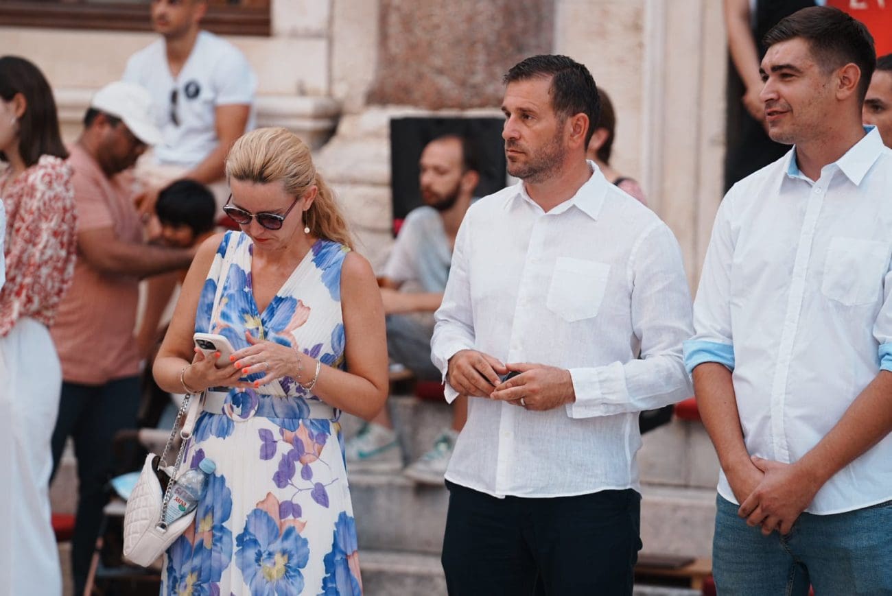 Gradonačelnik Šuta sa suprugom među vjernicima u procesiji za Veliku Gospu