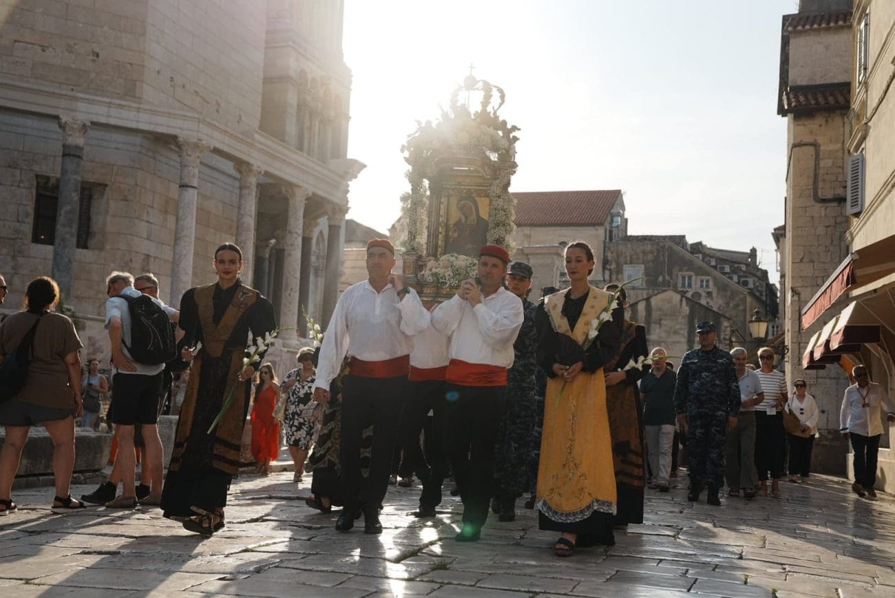 Tisuće vjernika u Splitu proslavile Veliku Gospu svečanom procesijom i molitvom