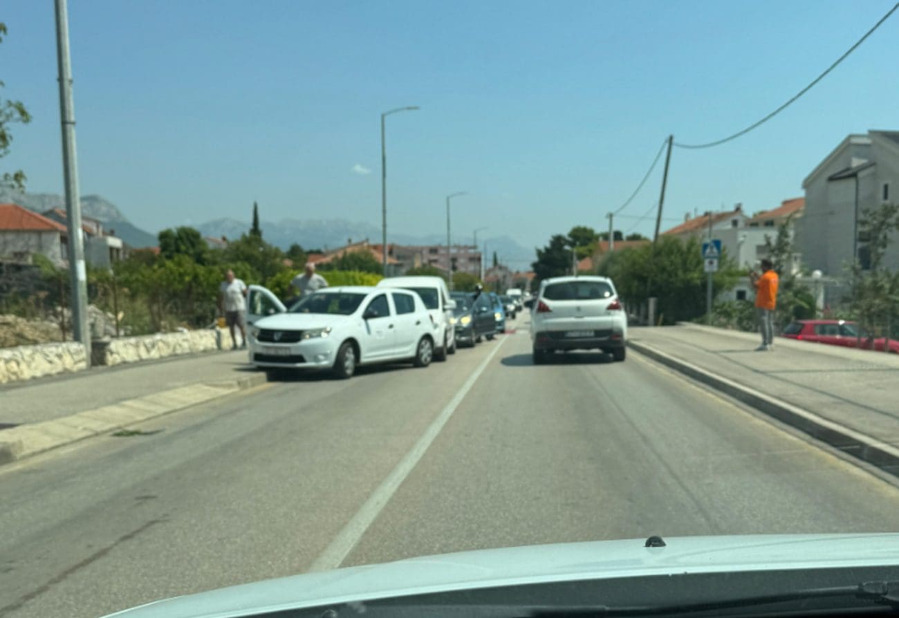 Nesreća u Kaštelima. Stvaraju se gužve, budite oprezni