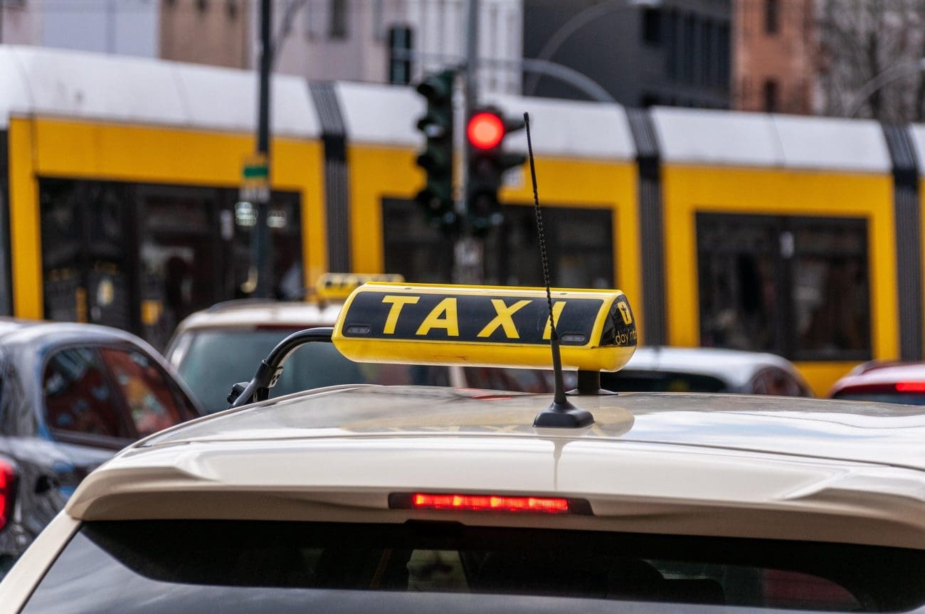 Split: Vozio taxi unatoč zabrani i prevario klijenta za cijenu usluge. Odveden je pred suca