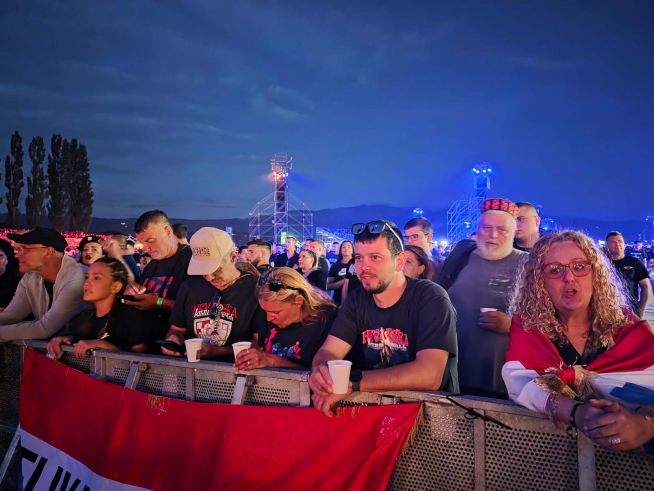 FOTOGALERIJA Jako kasni koncert Marka Perkovića Thompsona. Ovo je uvjet da konačno krene?
