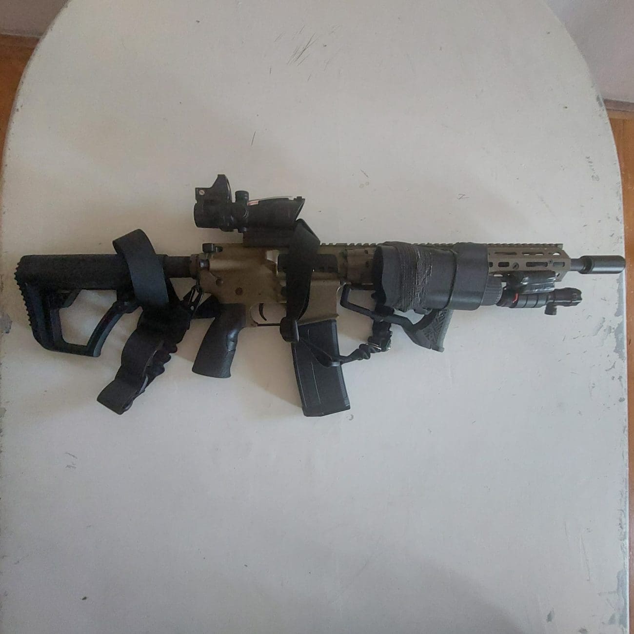 Policija se oglasila o jučerašnjem "čovjeku s kalašem" u Splitu. Evo što su pronašli kod 19-godišnjaka