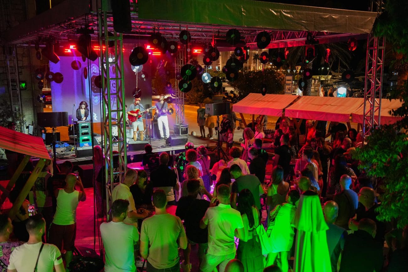 Makarska vikend u znaku vinila, glazbe i morskih akrobacija