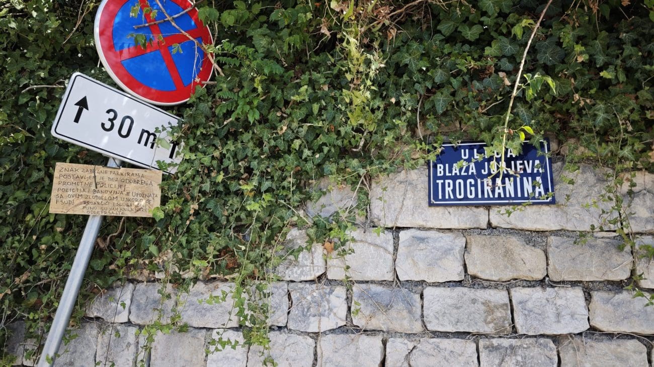 Neobična poruka osvanula u splitskoj ulici: "Redarčići i slugančići, puno su vam krila naresla..."