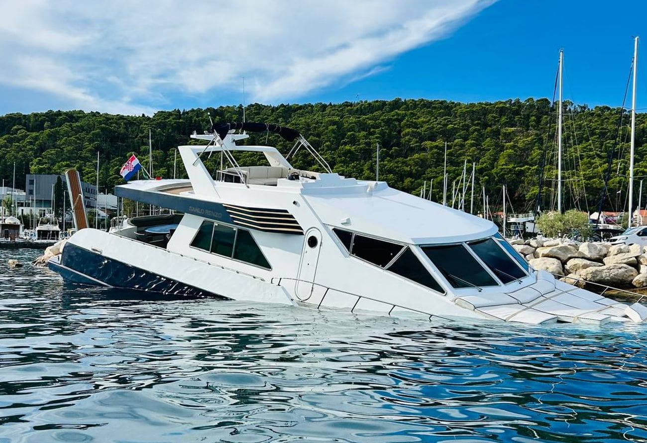 VIDEO Brod se nasukao u lučici Spinut, građane brine nafta