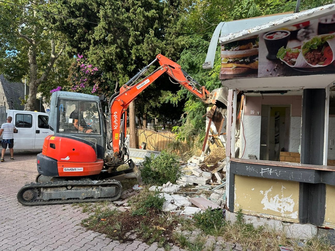 FOTO Čulića dvori dobivaju novi izgled: Počelo uklanjanje ilegalnih kioska