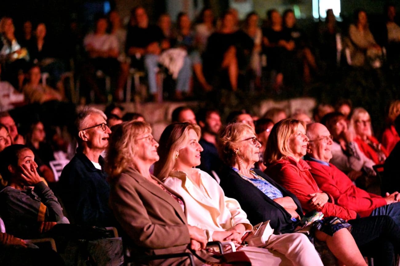 Komedija "Dođi gola na večeru" oduševila prepunu Venerandu u Hvaru