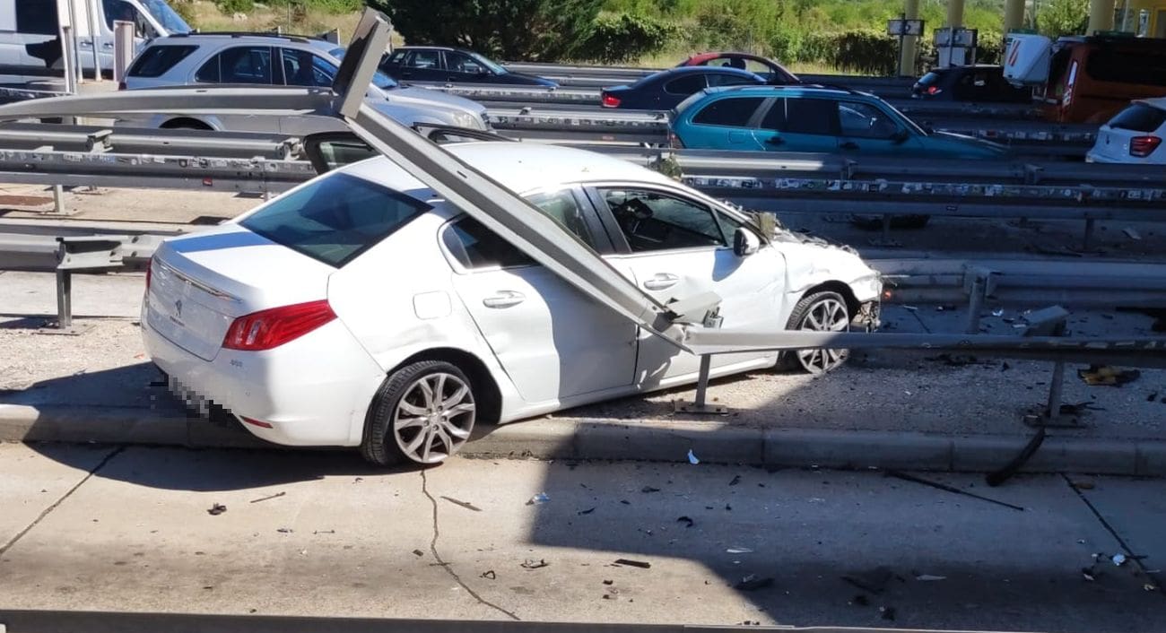 Automobil izletio na naplatnim kućicama u Dugopolju, srećom nema ozlijeđenih