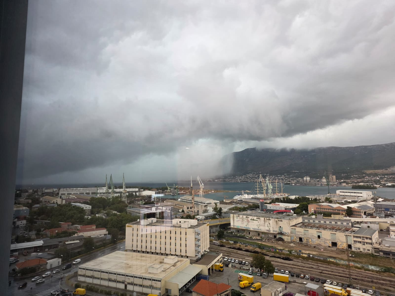 Snažno nevrijeme poharalo Dalmaciju: Jaka kiša sručila se na Split, u Tribunju palo gotovo 200 litara kiše