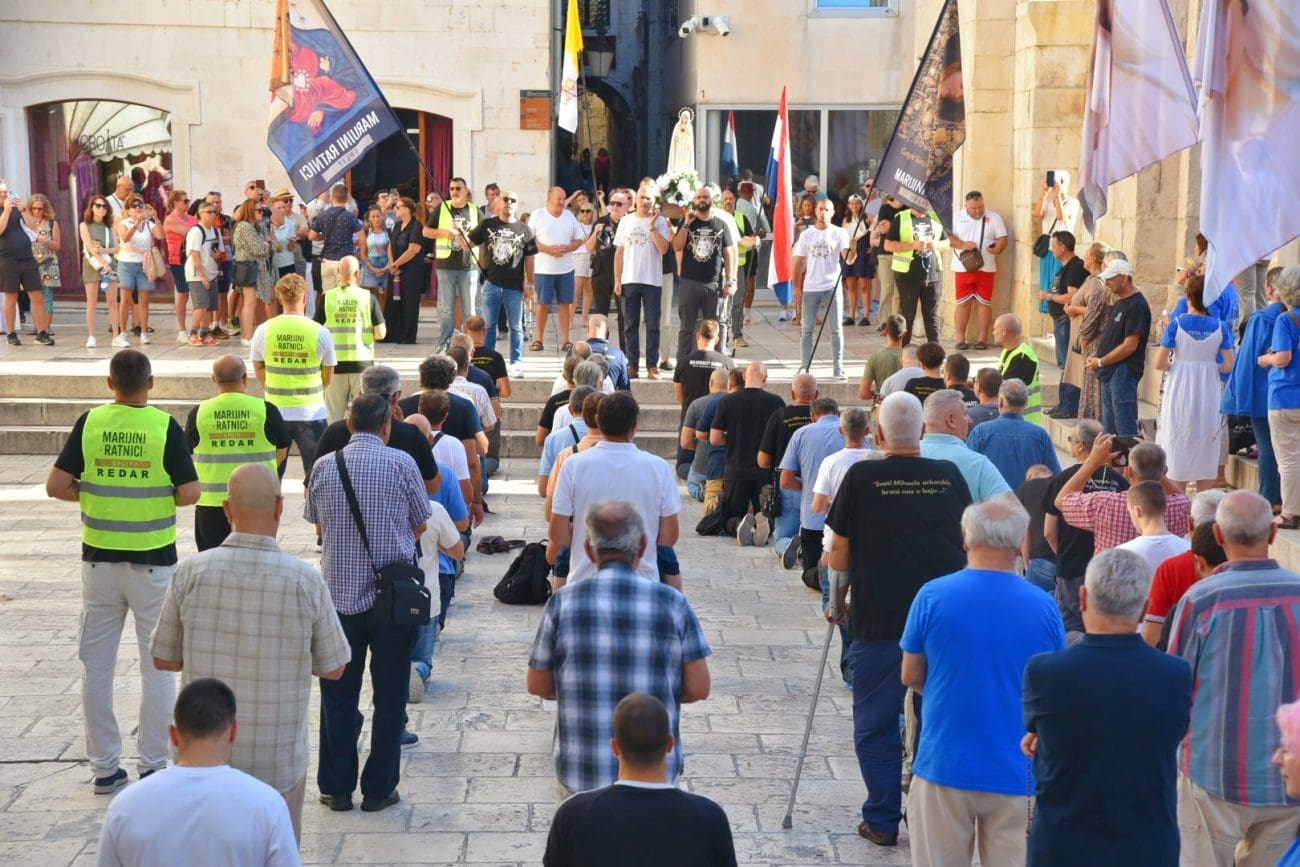 FOTO I VIDEO Marijini ratnici molili krunicu na Peristilu, pridružile se i žene