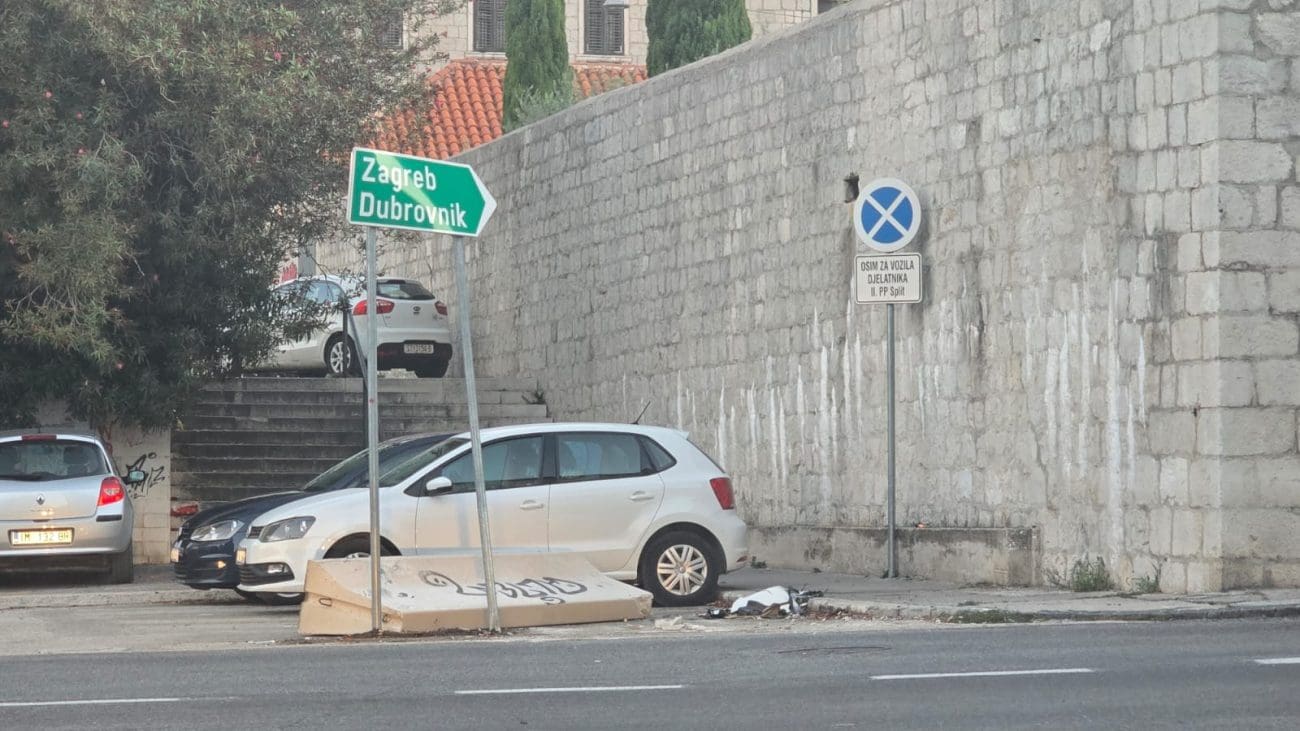 Krš i lom ispred policijske postaje u Splitu: Auto udario u parkirano vozilo