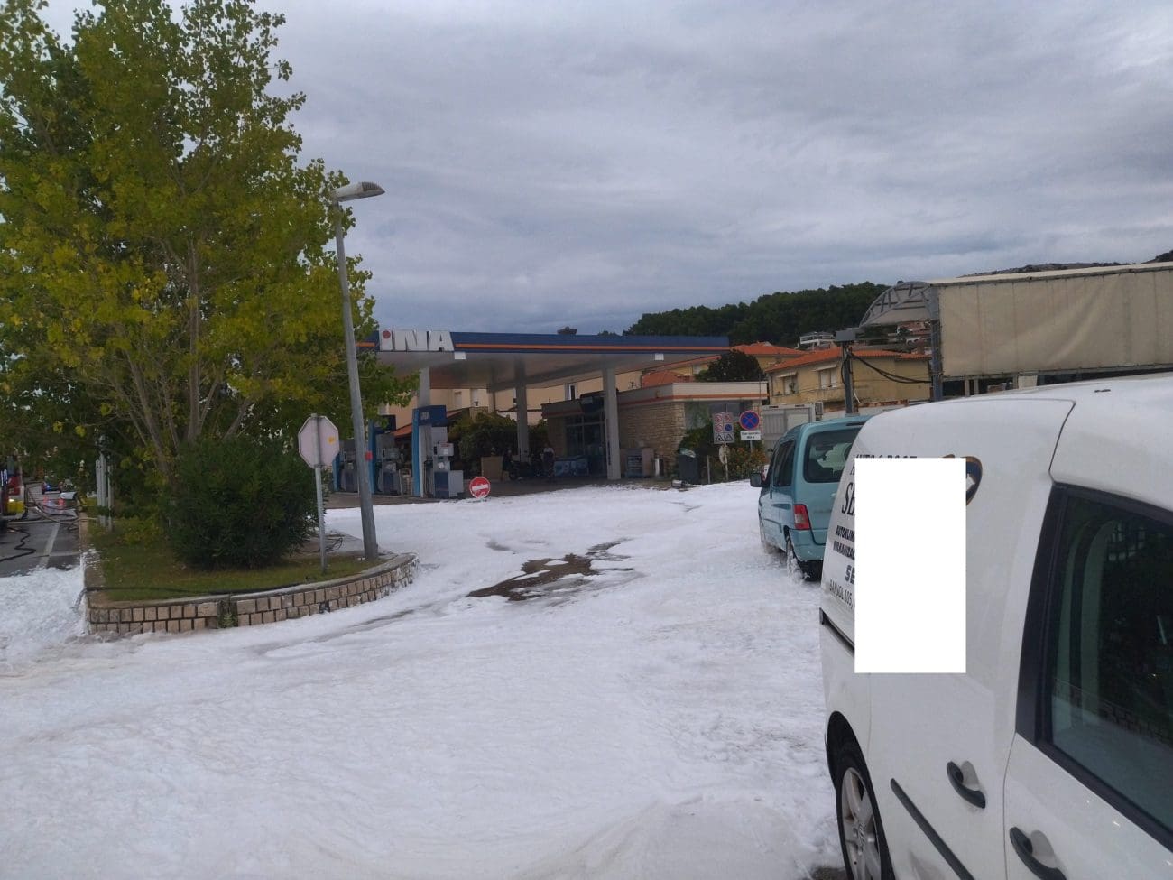 Gorivo curilo na benzinskoj postaji. Dojurili vatrogasci, odmah zatvorili prometnicu. Pogledajte fotografije s mjesta događaja