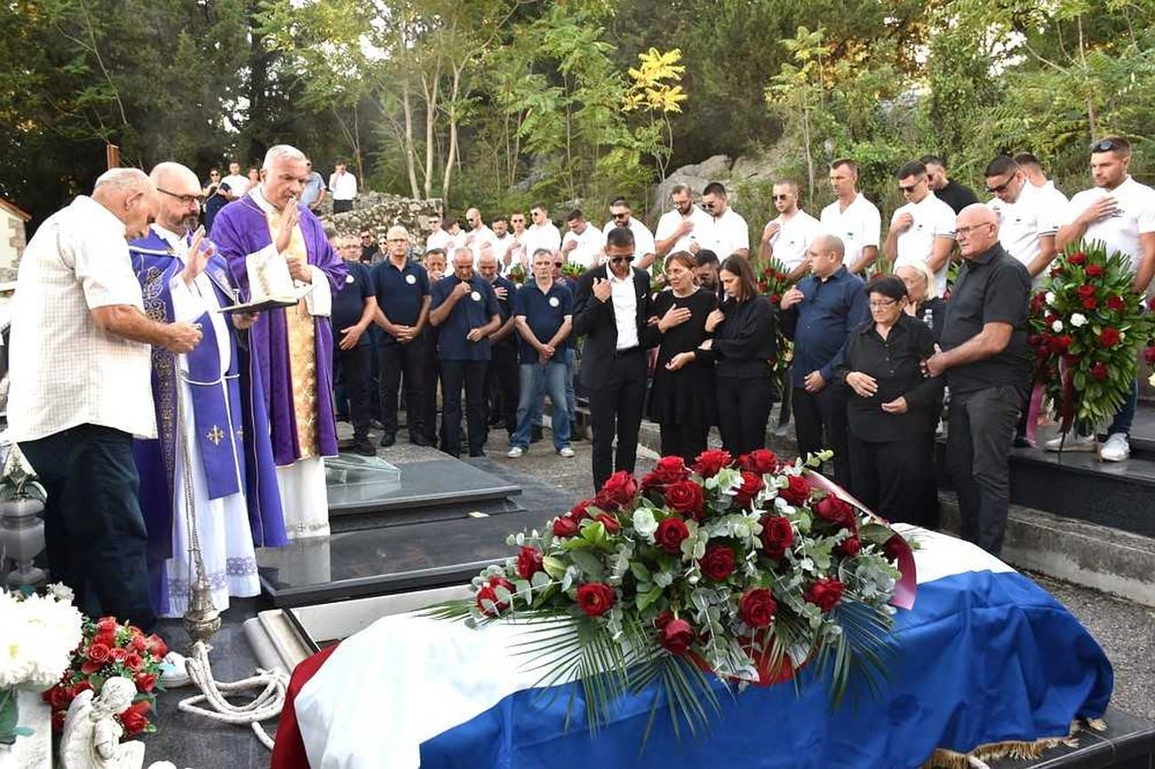 Velika tuga u dolini Neretve, rijeke ljudi na posljednjem ispraćaju velikog lađara: "Kako je to teško prihvatiti"