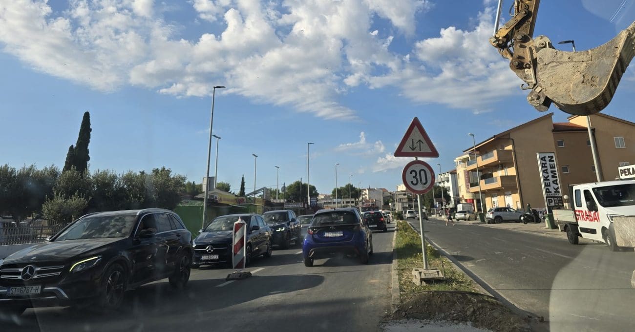 FOTO Radovi izazvali velike gužve u Strobreču