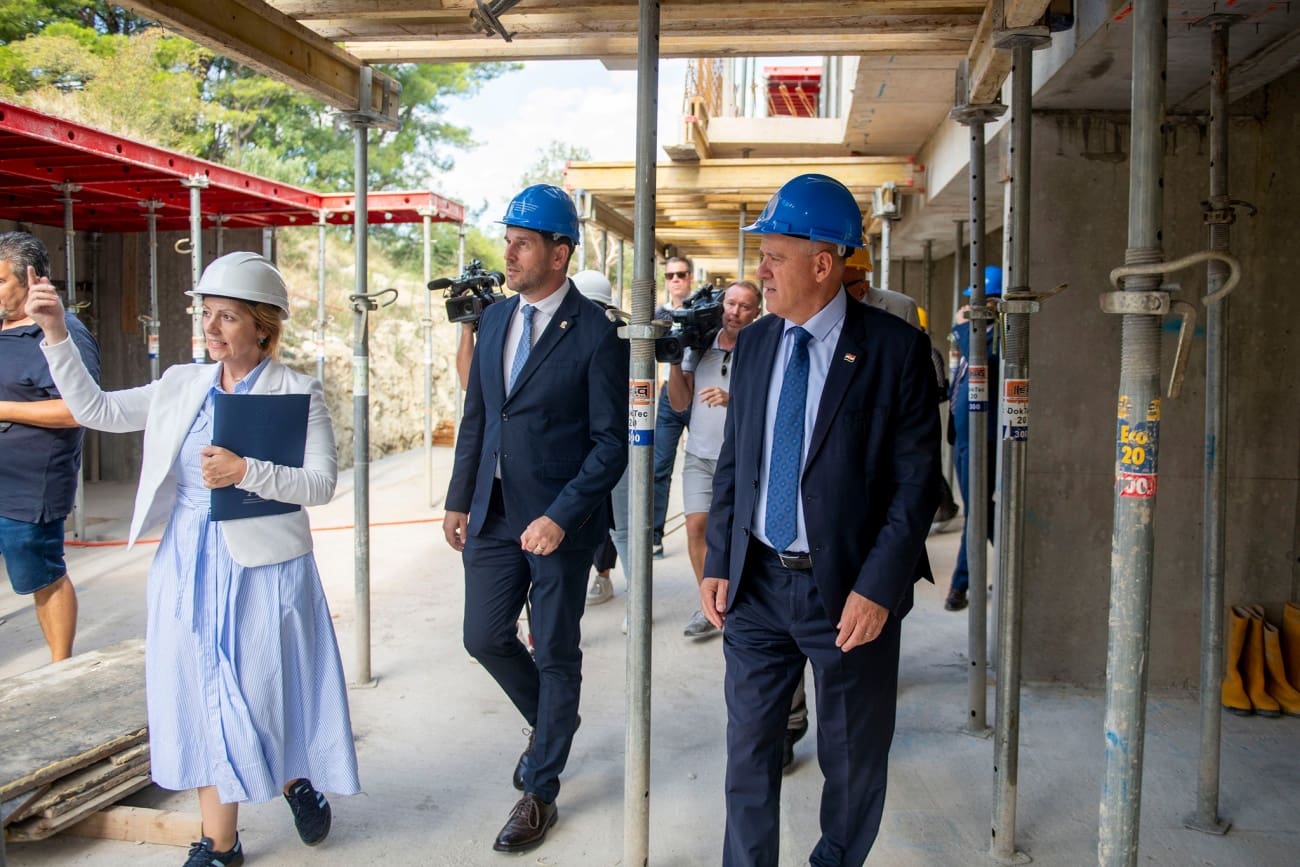 Bačić i Šuta obišli gradilište stanova za zaštićene najmoprimce u Splitu