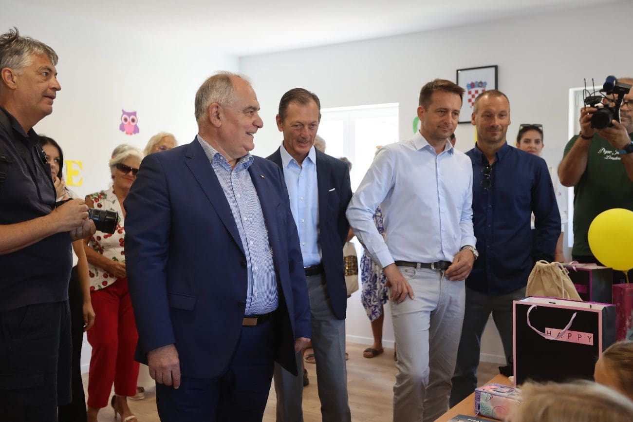 Škola se vratila na Drvenik Veliki: Nakon 17 godina opet zvono za dvije učenice