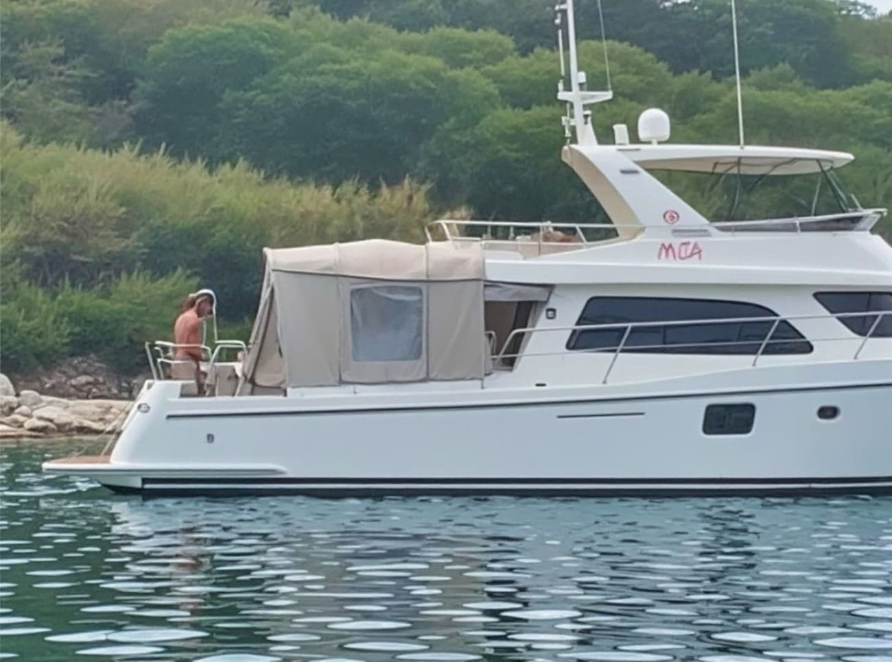 Čovjek se tušira gol na krmi broda: "U našoj zemlji sve je dozvoljeno zbog turizma"