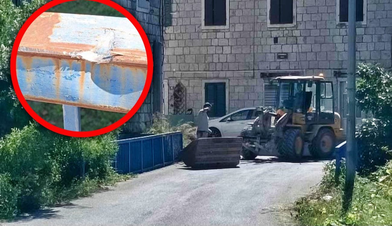 Opasni incident u Žrnovnici: Na cestu pao dio utovarivača, oštetio je ogradu mosta