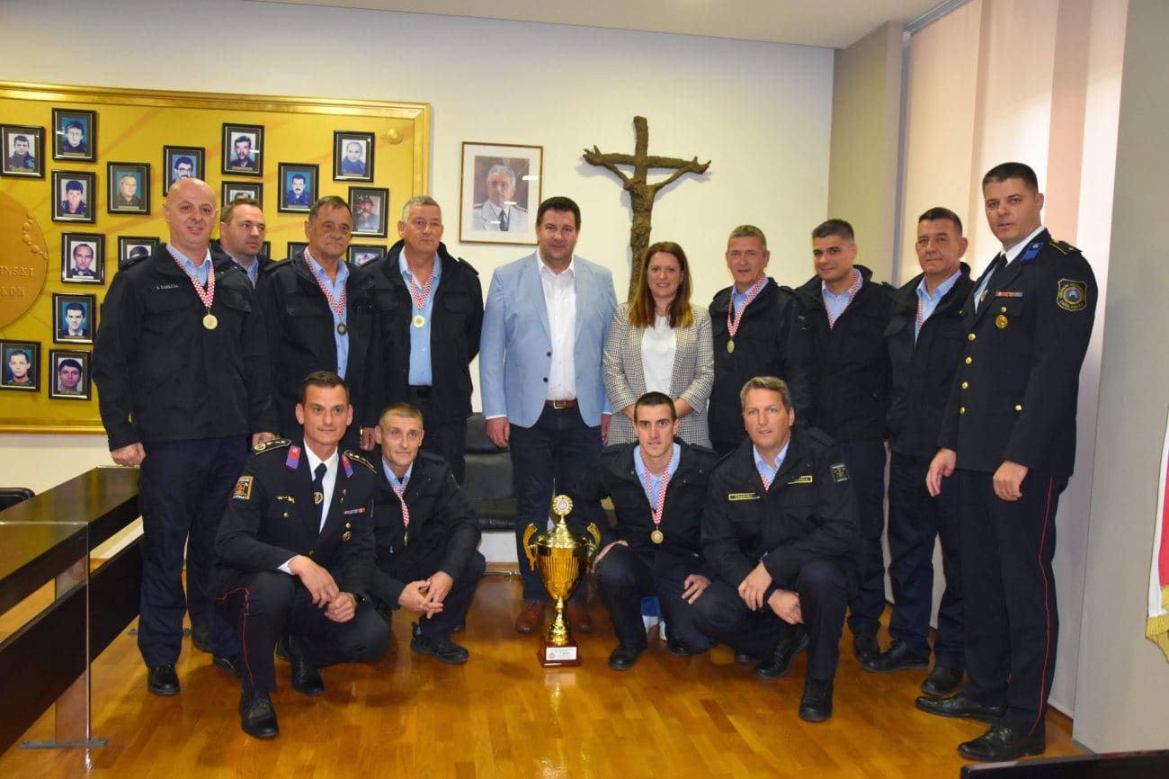 Kaštelanski vatrogasci osvojili pehar u Novalji - Gradonačelnik Ivanović primio ih u Gradskoj upravi