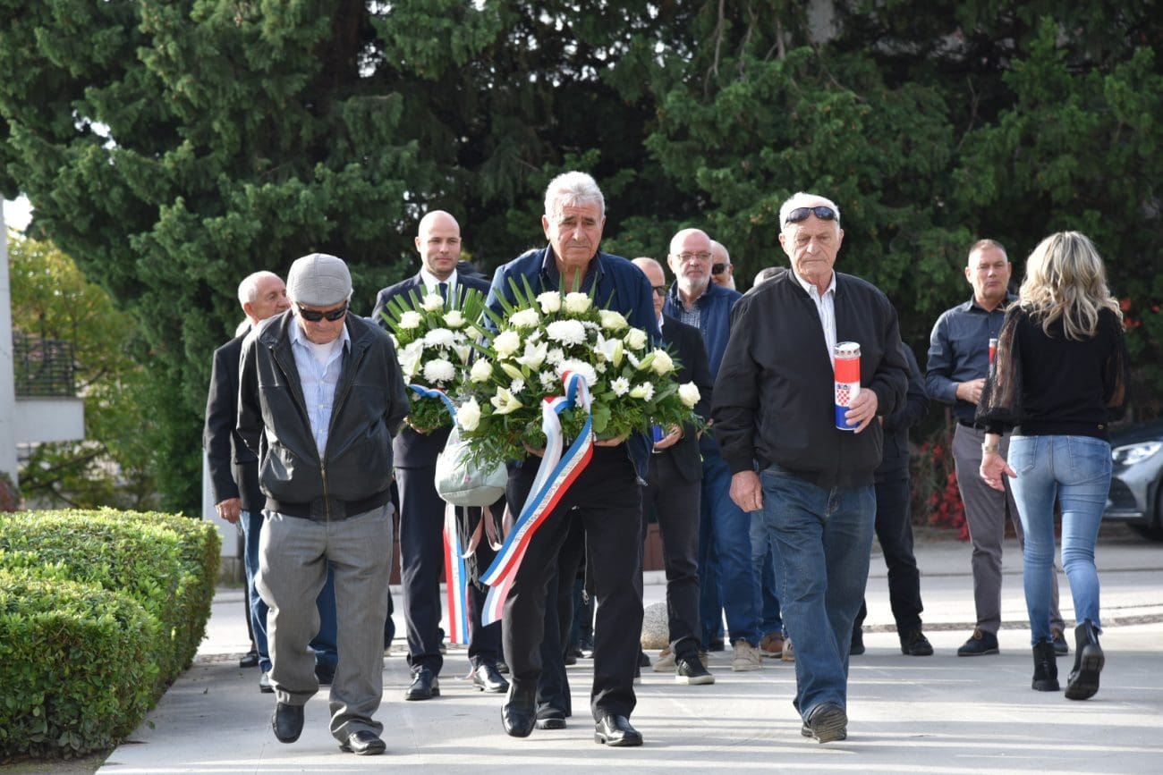 Uoči blagdana Svih svetih i Dušnog dana u Kaštelima položeni vijenci za sve hrvatske branitelje