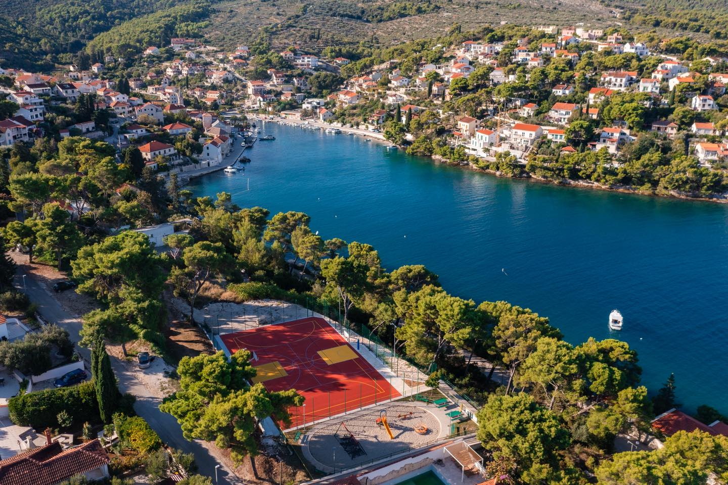 Supetar dobio novo igralište za djecu i mlade. Pogledajte kako izgleda