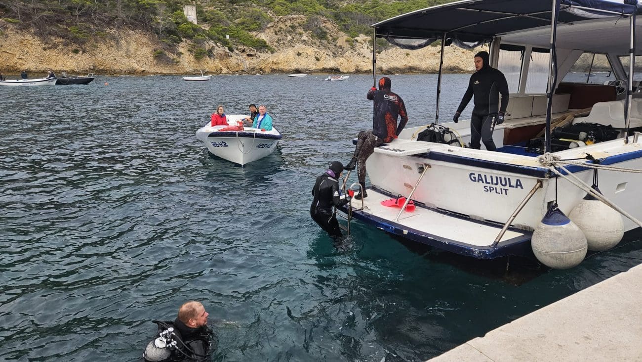 Ronimo za čisti Jadran – eko akcija na Biševu okupila ronioce i volontere Crvenog križa