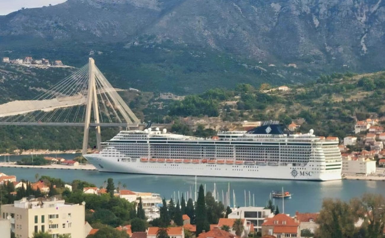 VIDEO Ovo je najduži brod koji je ikada uplovio u dalmatinski grad. Dug je 333,33 metra